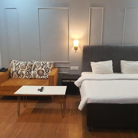 Mallenzo Suites Dlf Phase 1 Gurgaon Ngoại thất bức ảnh