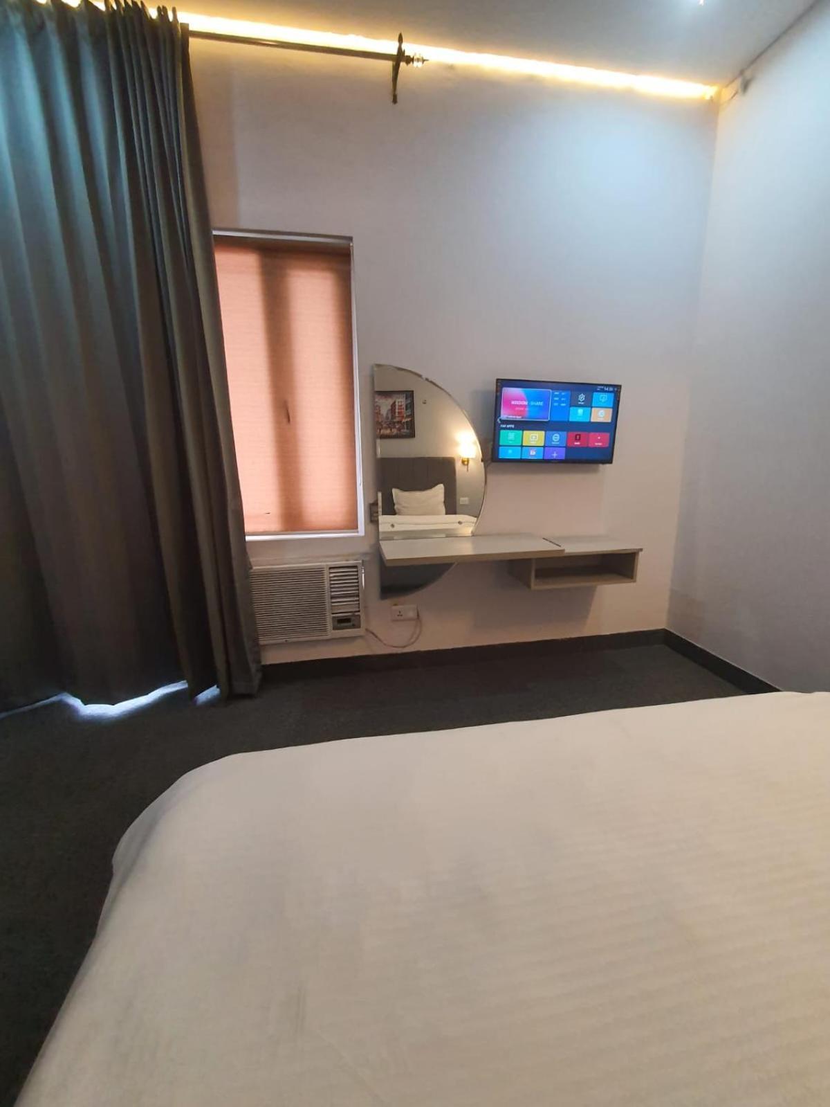 Mallenzo Suites Dlf Phase 1 Gurgaon Ngoại thất bức ảnh